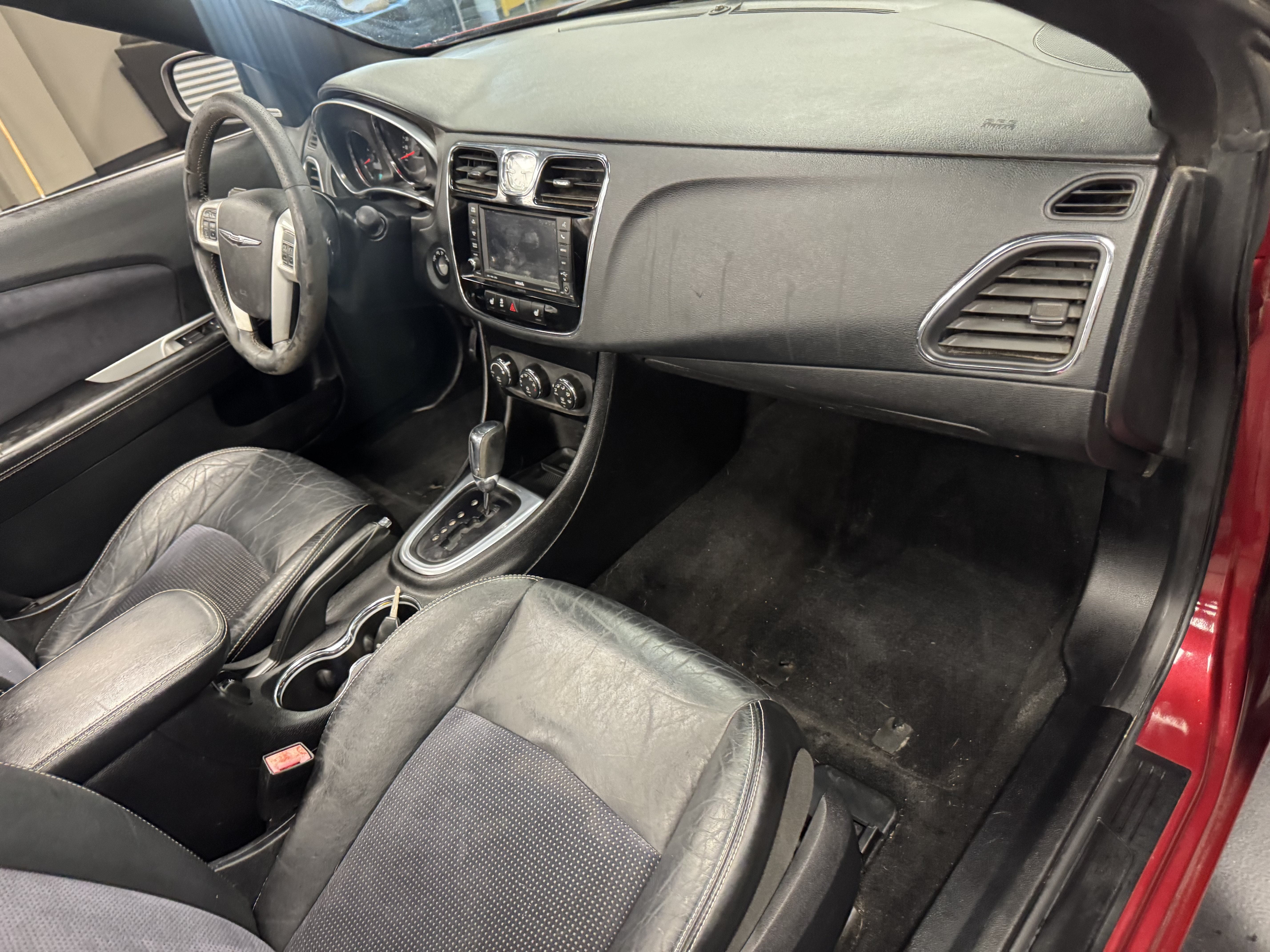 Used 2013 Chrysler 200 S FWD image 11