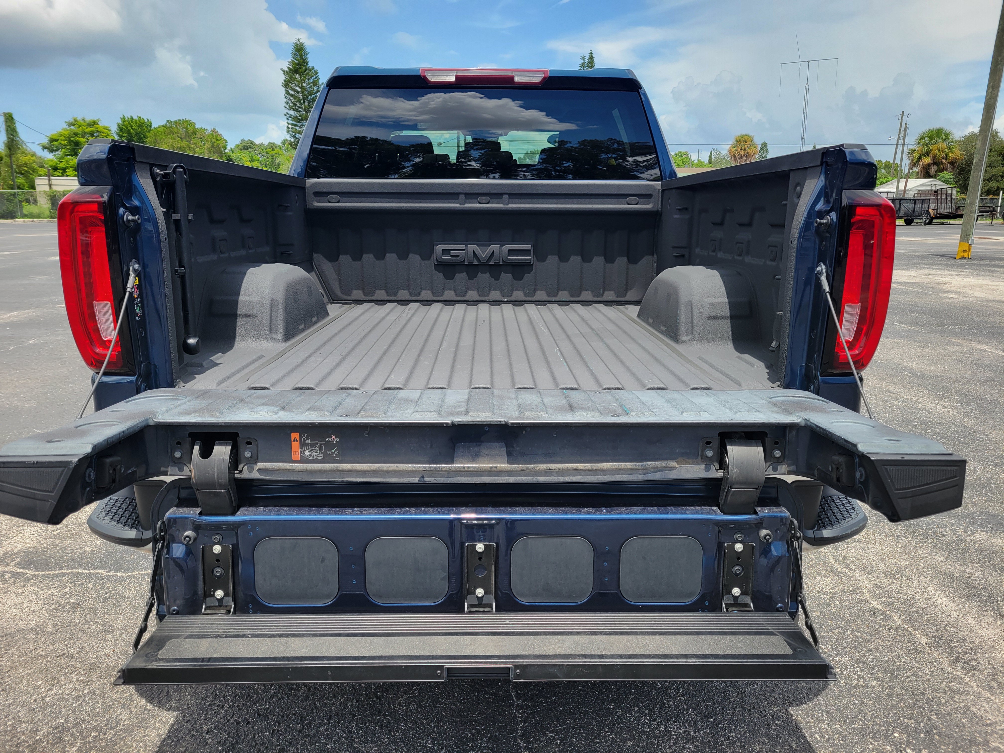 Certified 2023 GMC Sierra 1500 SLT w/ SLT Premium Package AWD/4WD image 9