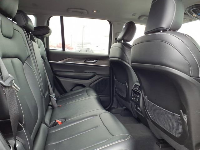 Used 2023 Jeep Grand Cherokee Limited w/ Black Appearance Package AWD/4WD image 12
