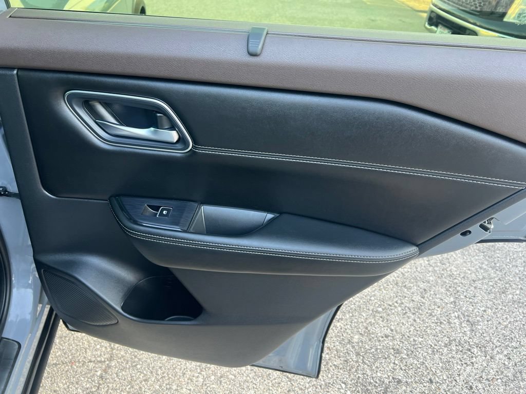 Certified 2023 Nissan Rogue Platinum w/ Platinum Premium Package AWD/4WD image 18