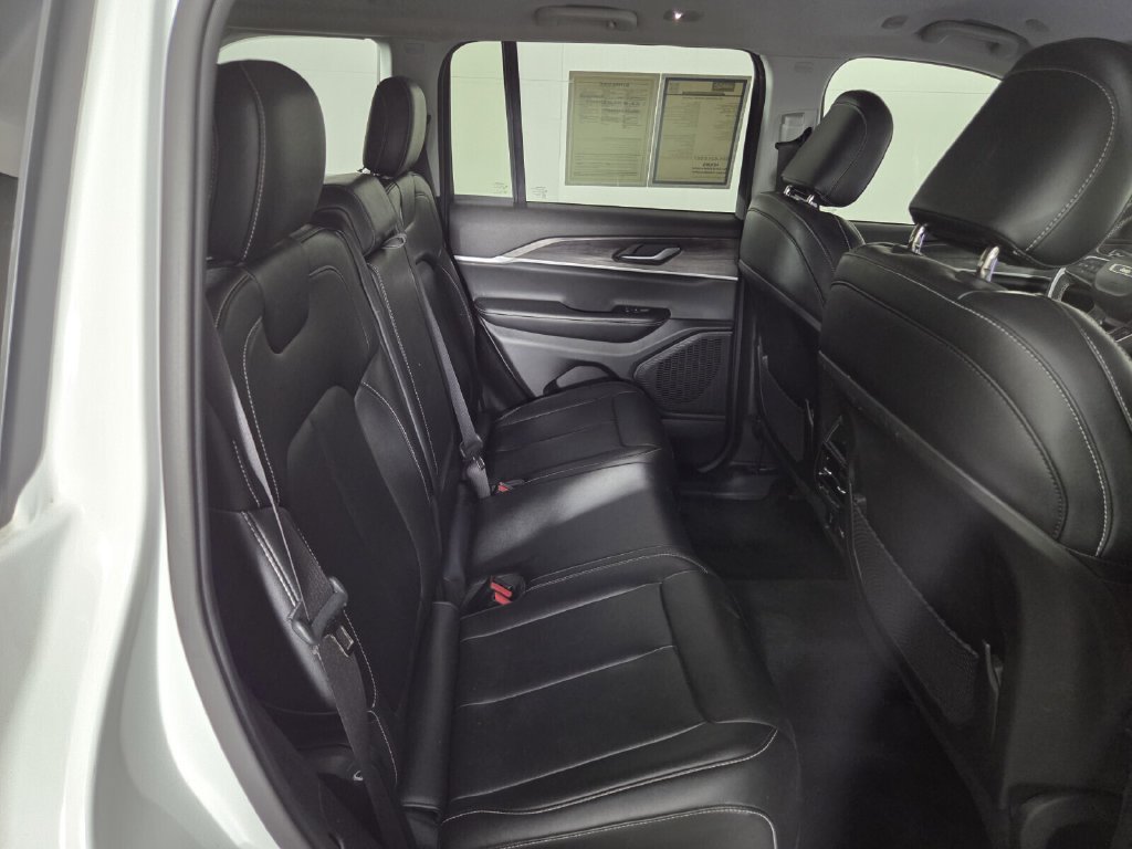 Used 2023 Jeep Grand Cherokee Limited w/ Black Appearance Package AWD/4WD image 27