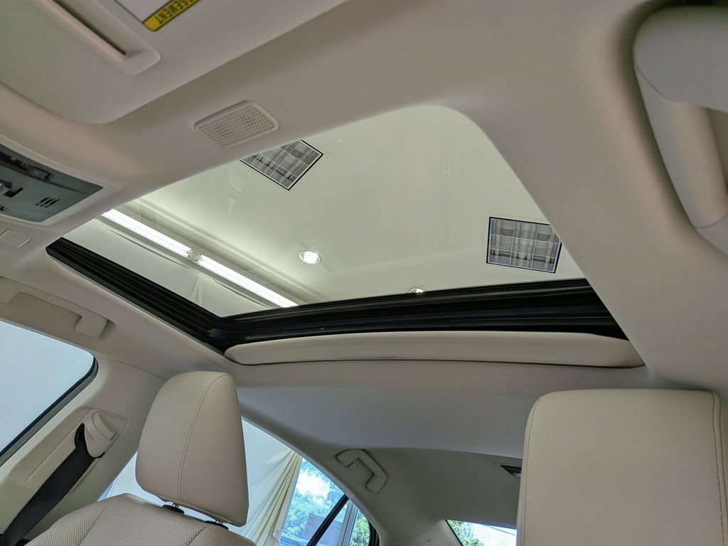 Used 2025 Lexus ES 300h w/ Premium Package FWD image 17