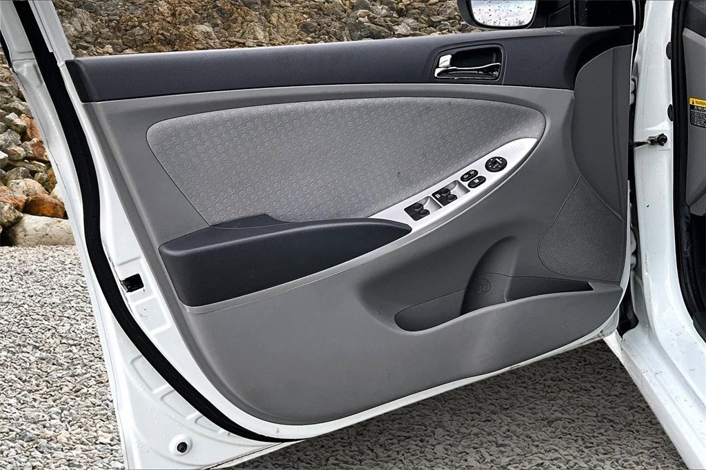 Used 2012 Hyundai Accent SE image 19