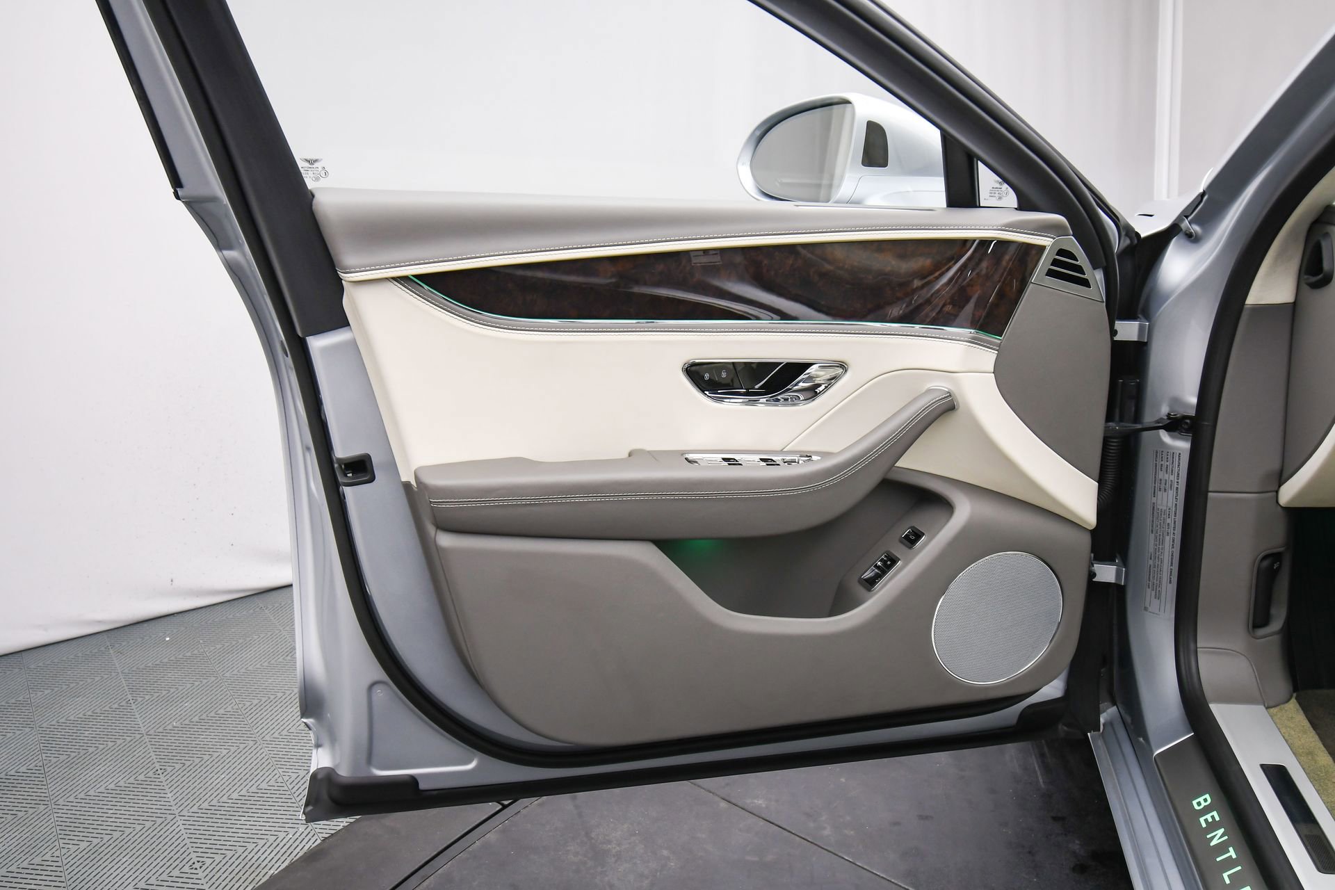 Used 2022 Bentley Flying Spur V8 image 44