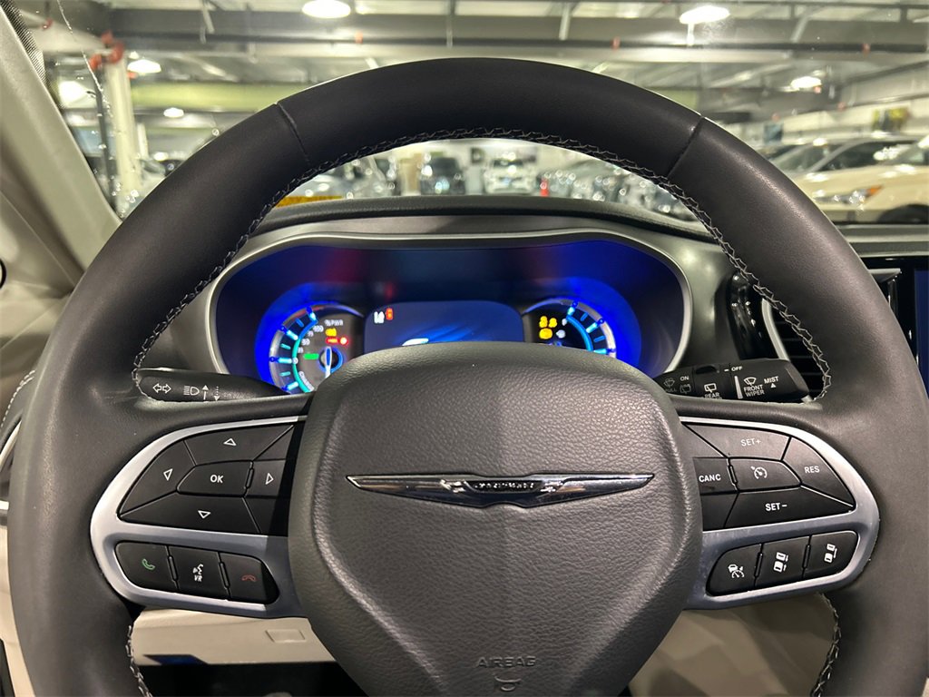 Used 2022 Chrysler Pacifica Touring-L image 12