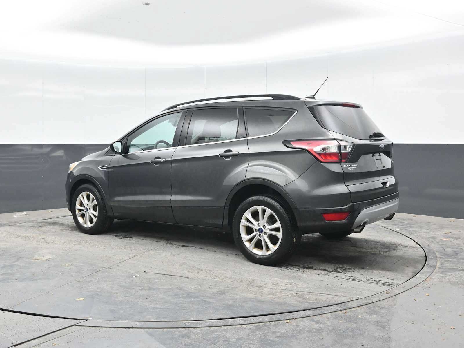 Used 2017 Ford Escape SE w/ Equipment Group 201A AWD/4WD image 2