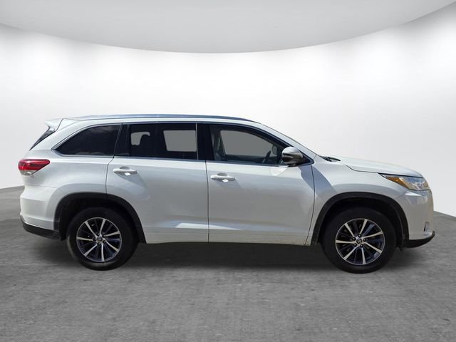 Used 2017 Toyota Highlander XLE image 2