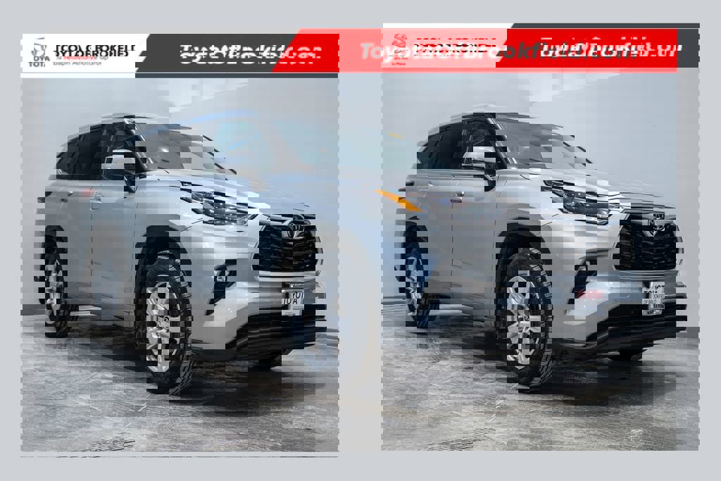 Used 2024 Toyota Highlander LE image 1