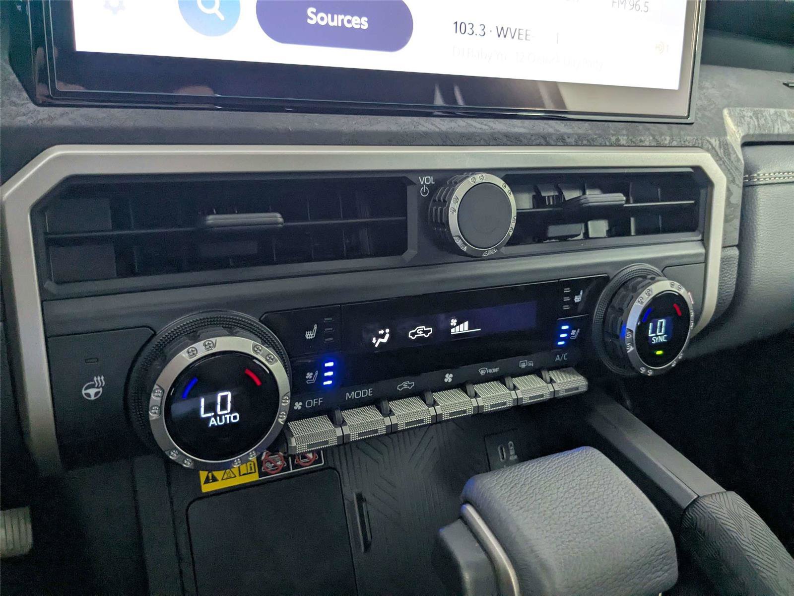 Used 2025 Toyota Tacoma Limited AWD/4WD image 21