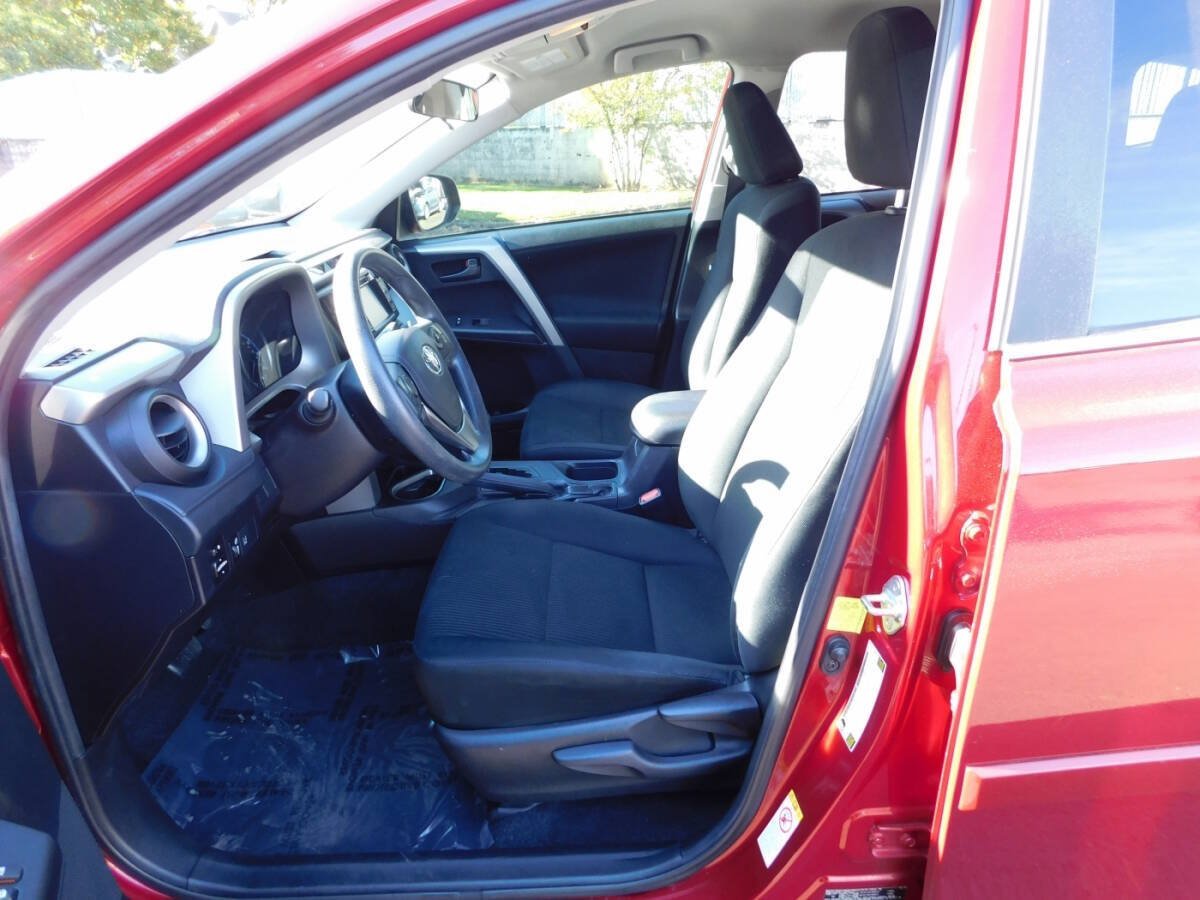 Used 2018 Toyota RAV4 LE w/ Carpet Mat Package FWD image 7