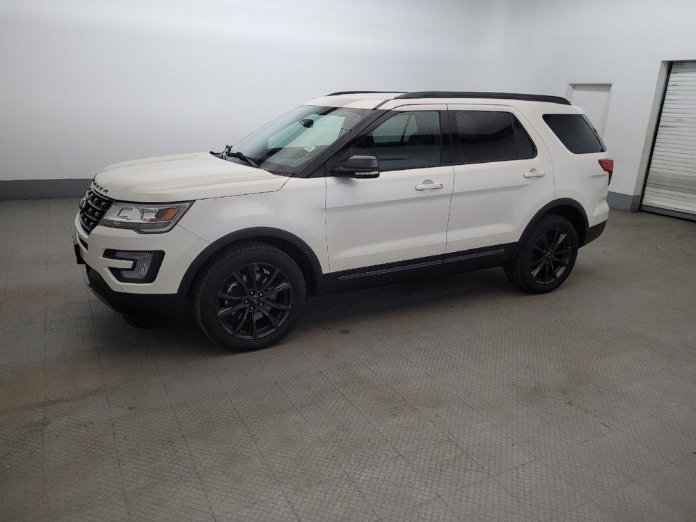 Used 2017 Ford Explorer XLT w/ Equipment Group 202A AWD/4WD image 2