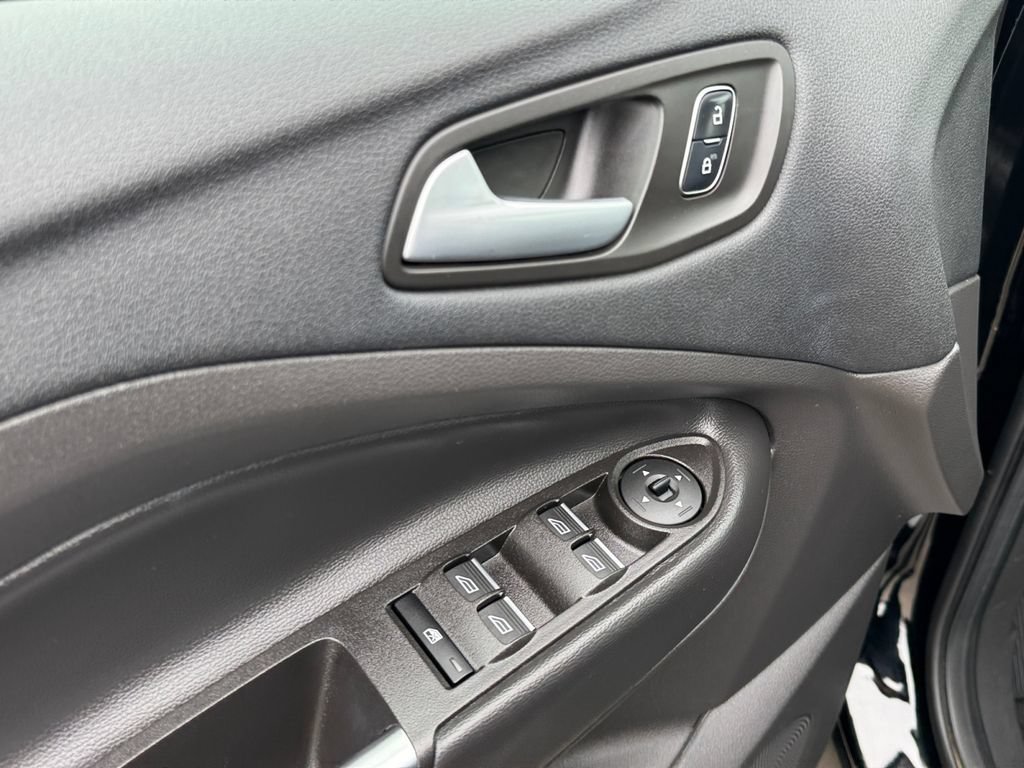Used 2017 Ford Escape SE w/ SE Leather Comfort Package AWD/4WD image 17