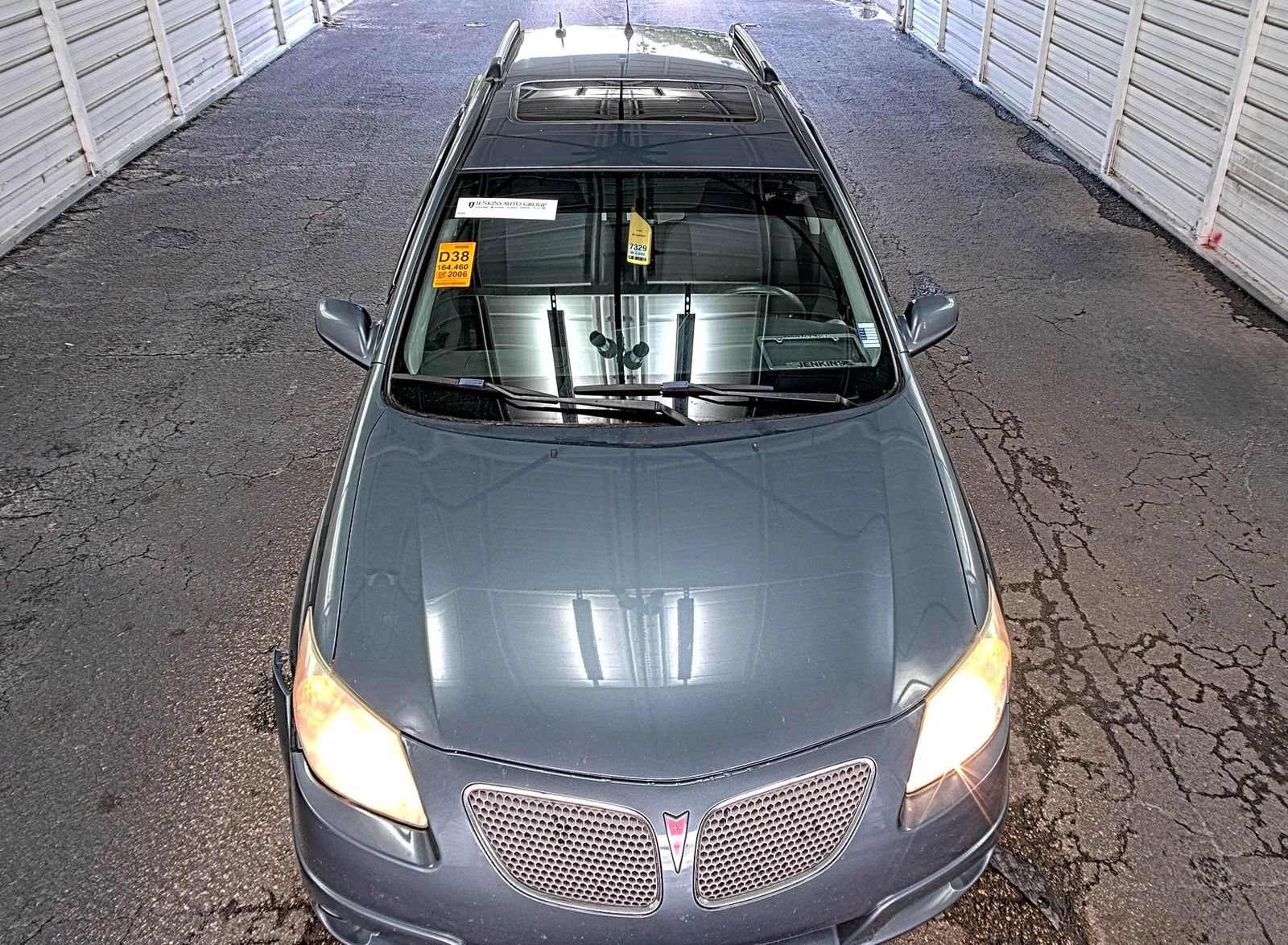 Used 2006 Pontiac Vibe w/ Sport Package FWD image 3
