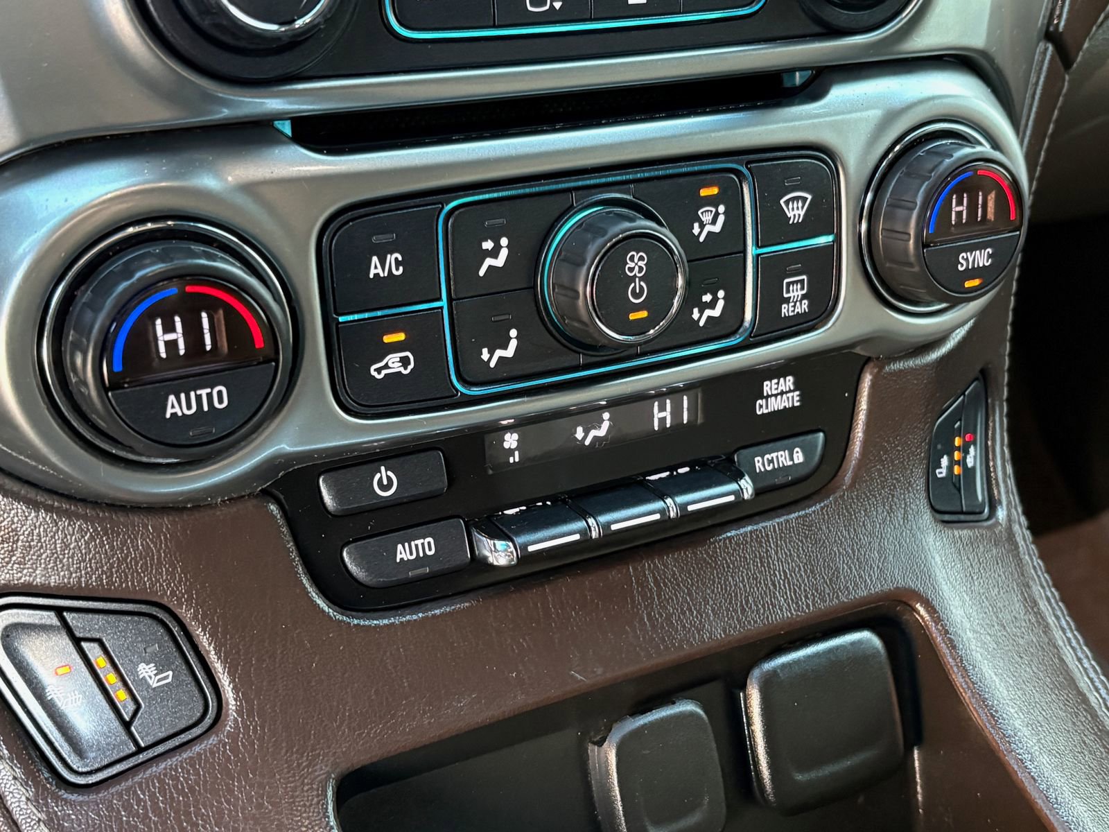 Used 2018 Chevrolet Suburban LT image 35