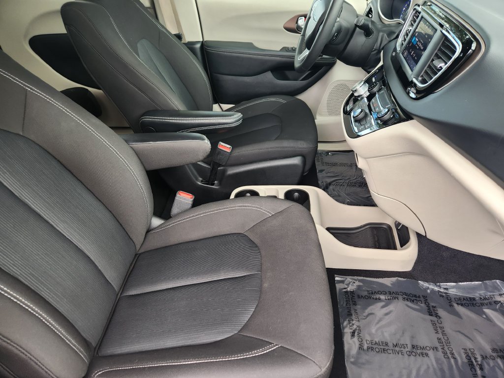 Used 2023 Chrysler Voyager LX FWD image 5