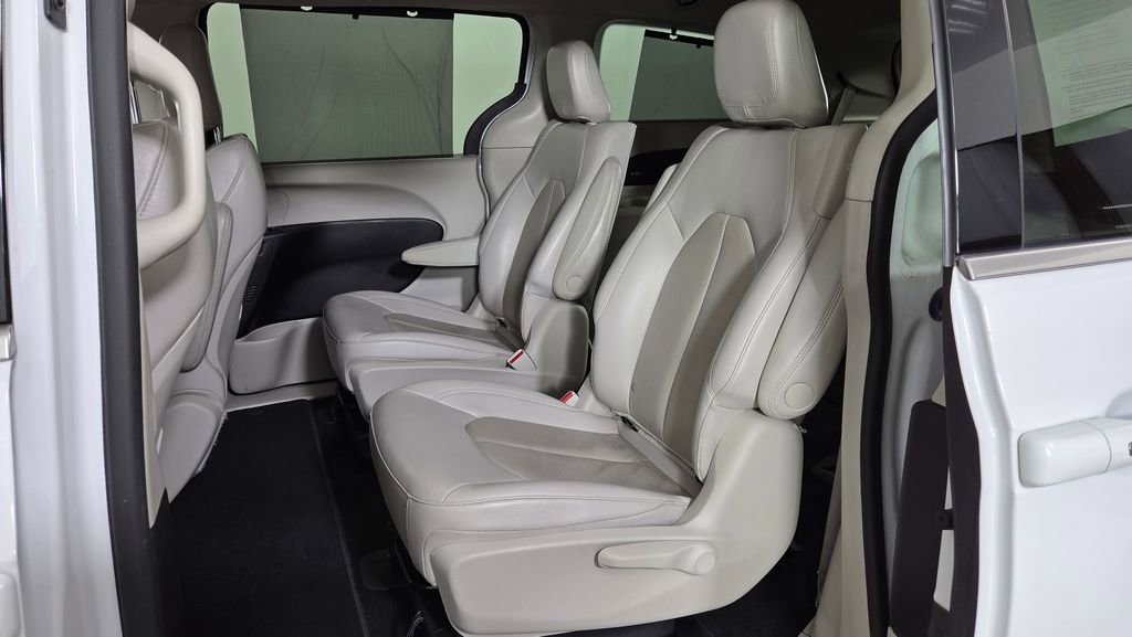 Used 2021 Chrysler Pacifica Touring-L FWD image 30
