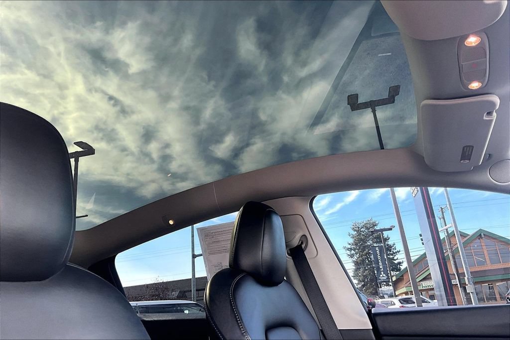 Used 2022 Tesla Model Y Long Range AWD/4WD image 22