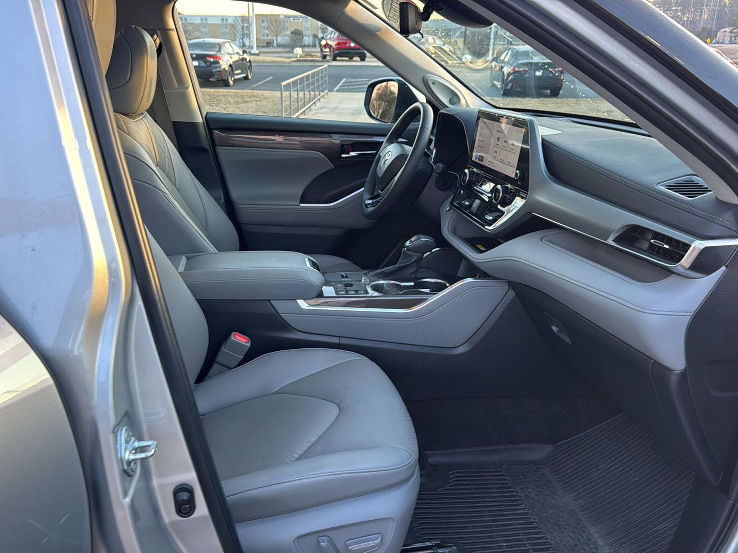 Used 2024 Toyota Highlander Platinum image 10