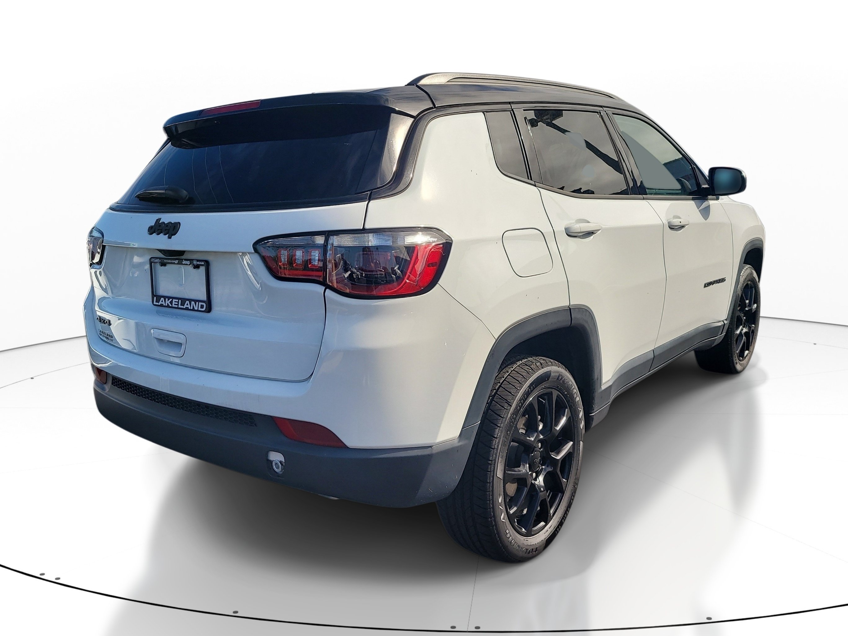 Used 2024 Jeep Compass Latitude w/ Convenience Group AWD/4WD image 4
