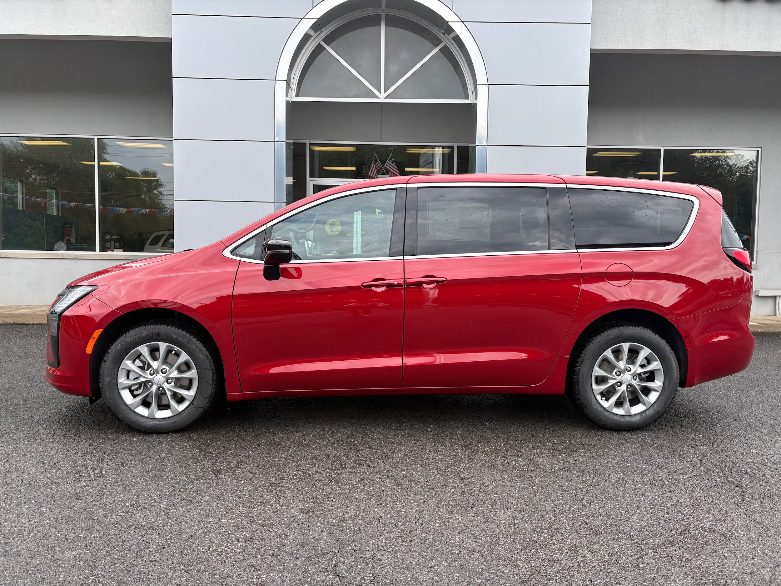 New 2027 Chrysler Pacifica Select AWD/4WD image 2