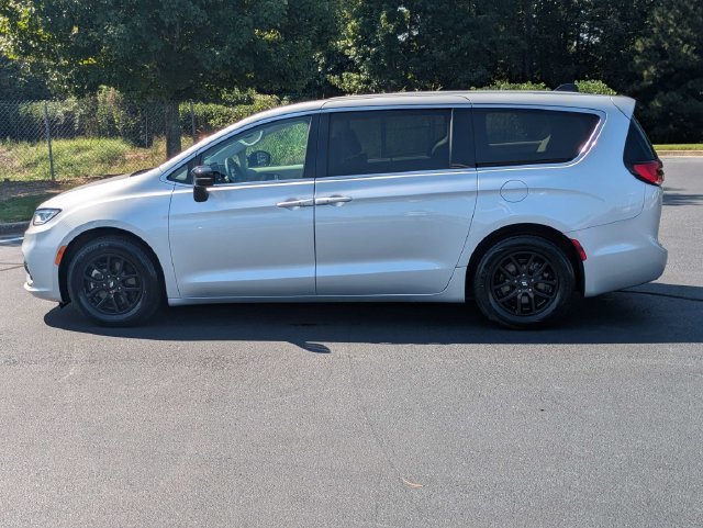 Used 2024 Chrysler Pacifica Touring-L FWD image 7