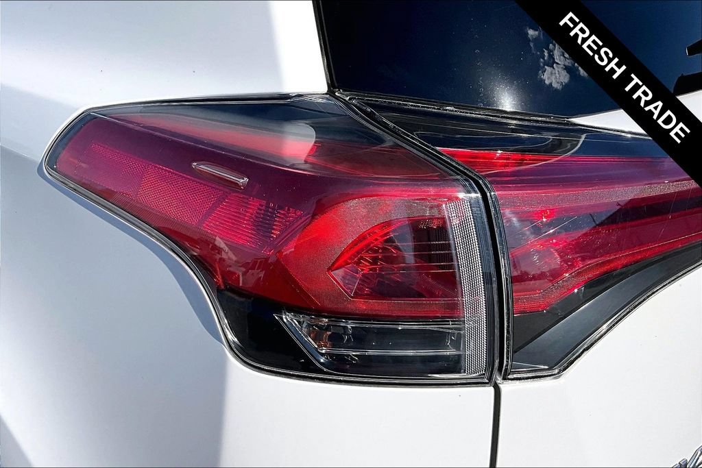 Used 2018 Toyota RAV4 LE AWD/4WD image 22