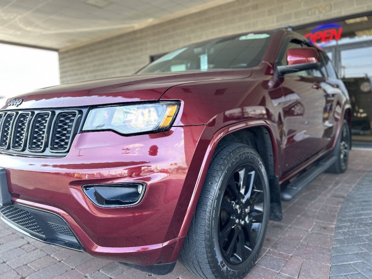 Used 2019 Jeep Grand Cherokee Altitude AWD/4WD image 25