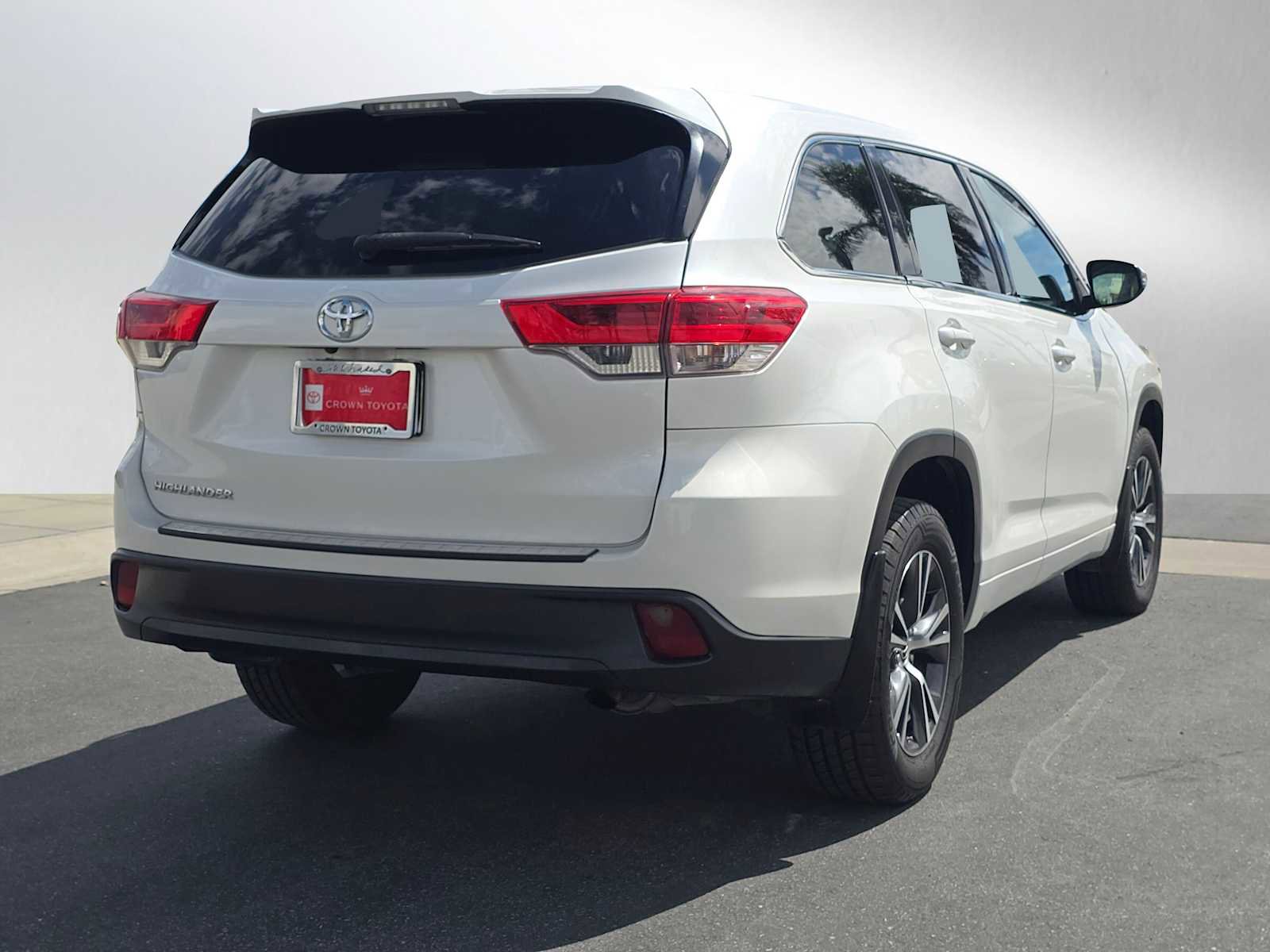 Used 2017 Toyota Highlander LE FWD image 3