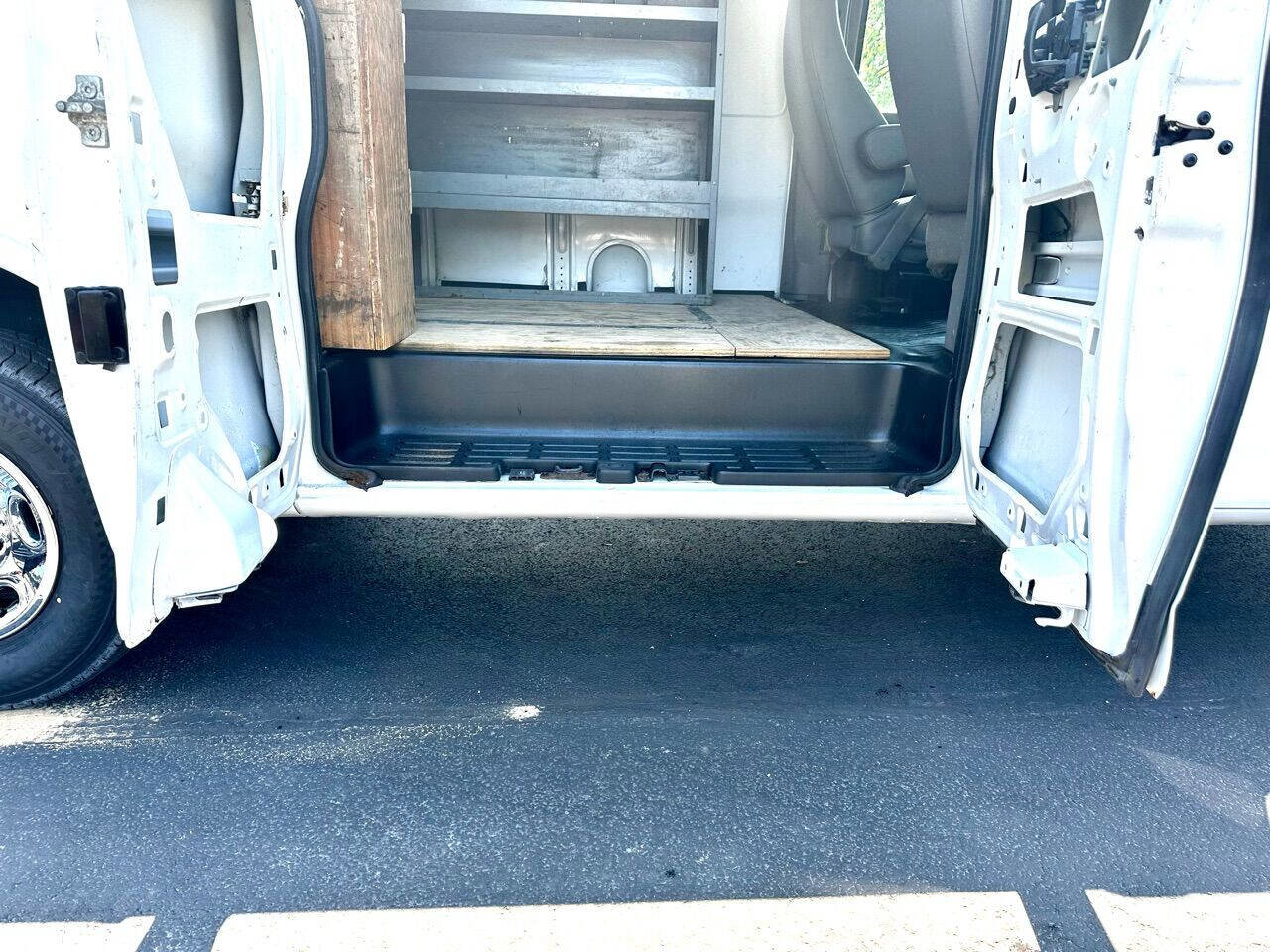 Used 2014 Chevrolet Express 2500 image 16