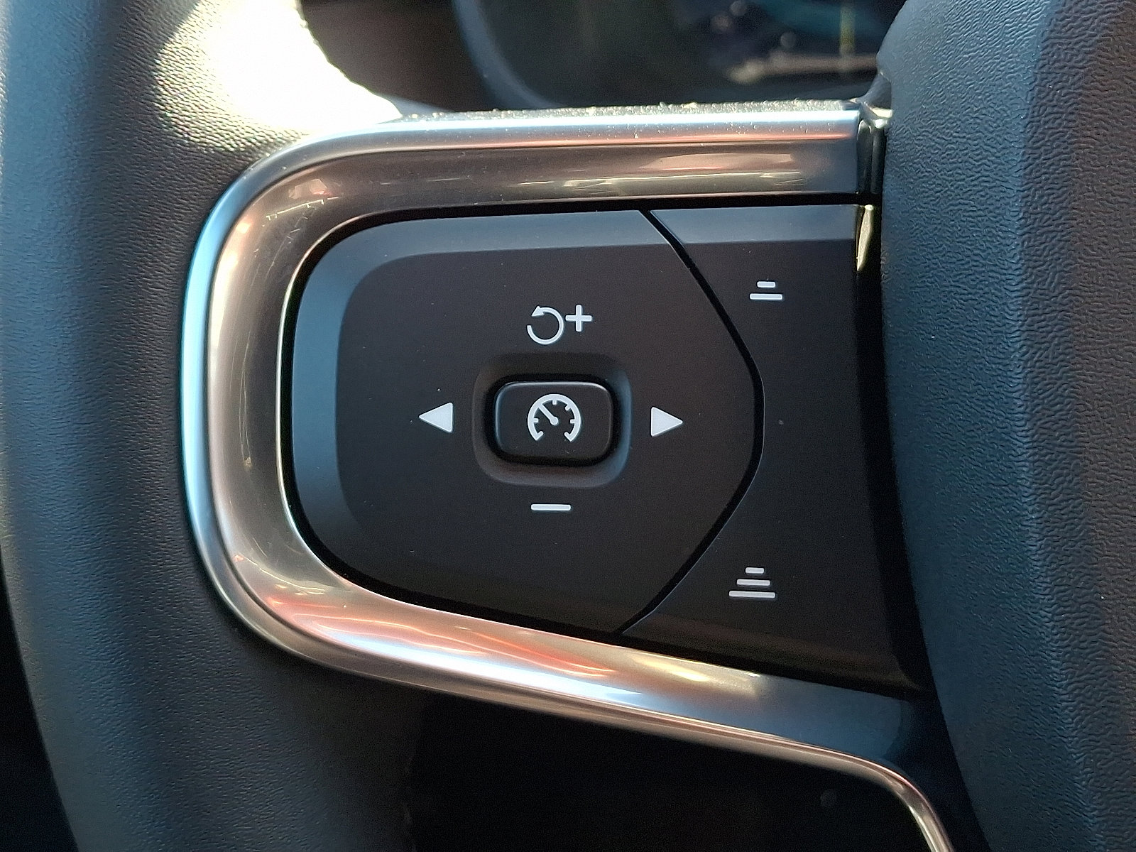 Certified 2023 Volvo C40 P8 Recharge Ultimate image 20