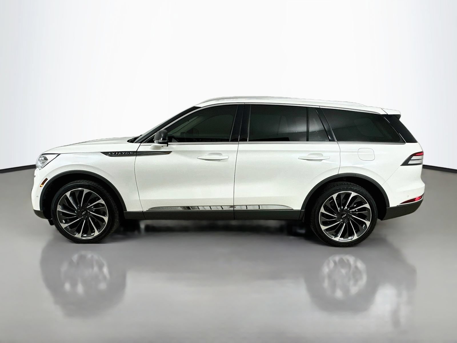 Used 2023 Lincoln Aviator Reserve w/ Equipment Group 201A AWD/4WD image 8