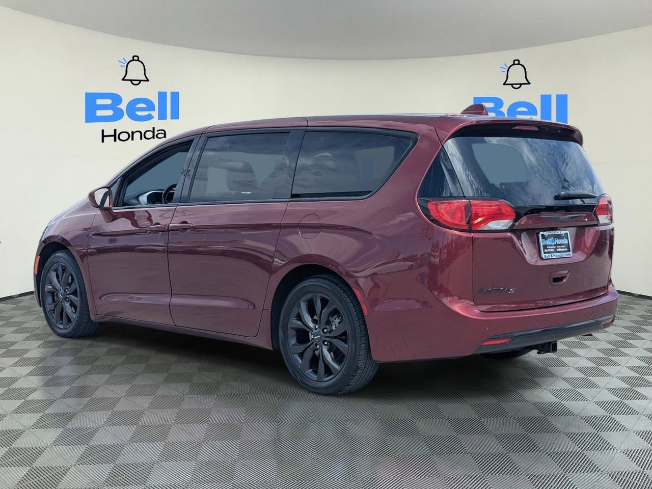 Used 2020 Chrysler Pacifica Touring w/ S Appearance Package FWD image 3