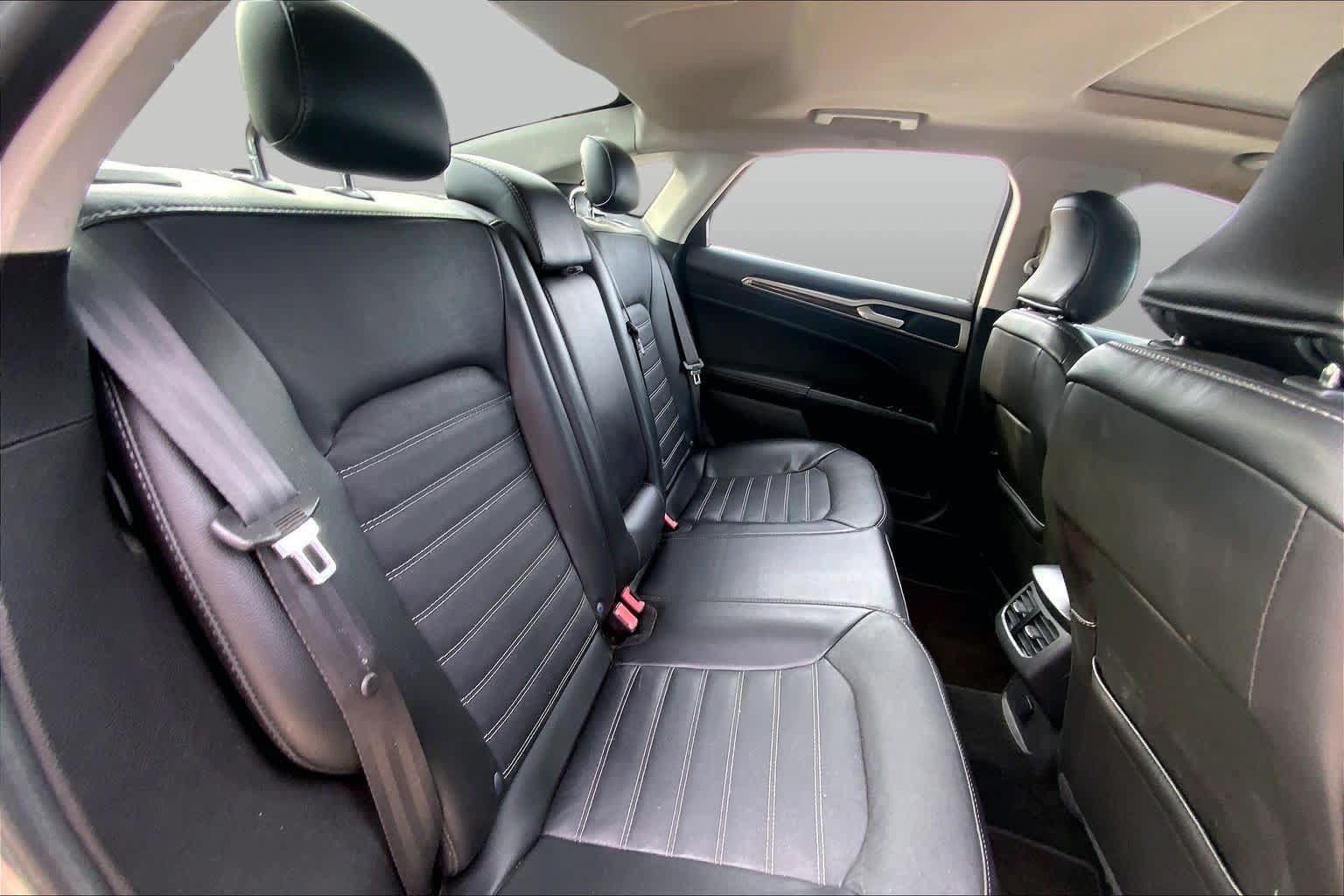 Used 2015 Ford Fusion SE w/ Equipment Group 202A FWD image 19