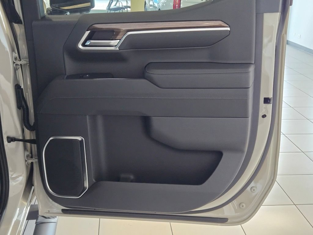 New 2026 Chevrolet Silverado 1500 RST w/ Dark Appearance Package AWD/4WD image 9