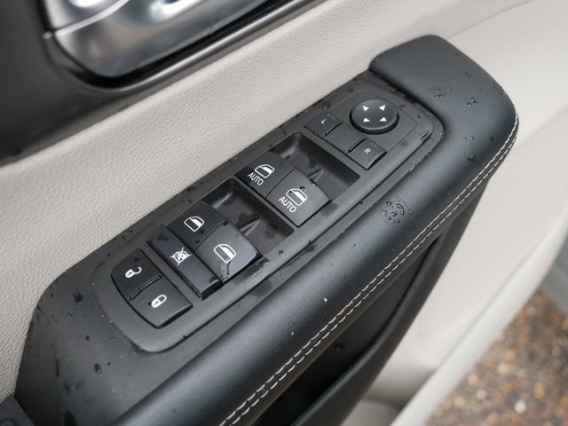 Used 2023 Chrysler Pacifica Touring-L image 15