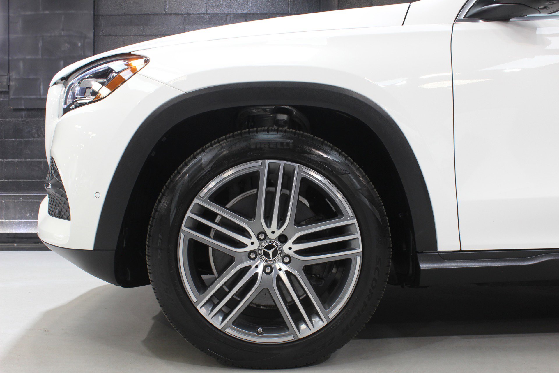 Used 2023 Mercedes-Benz GLS 450 4MATIC image 4