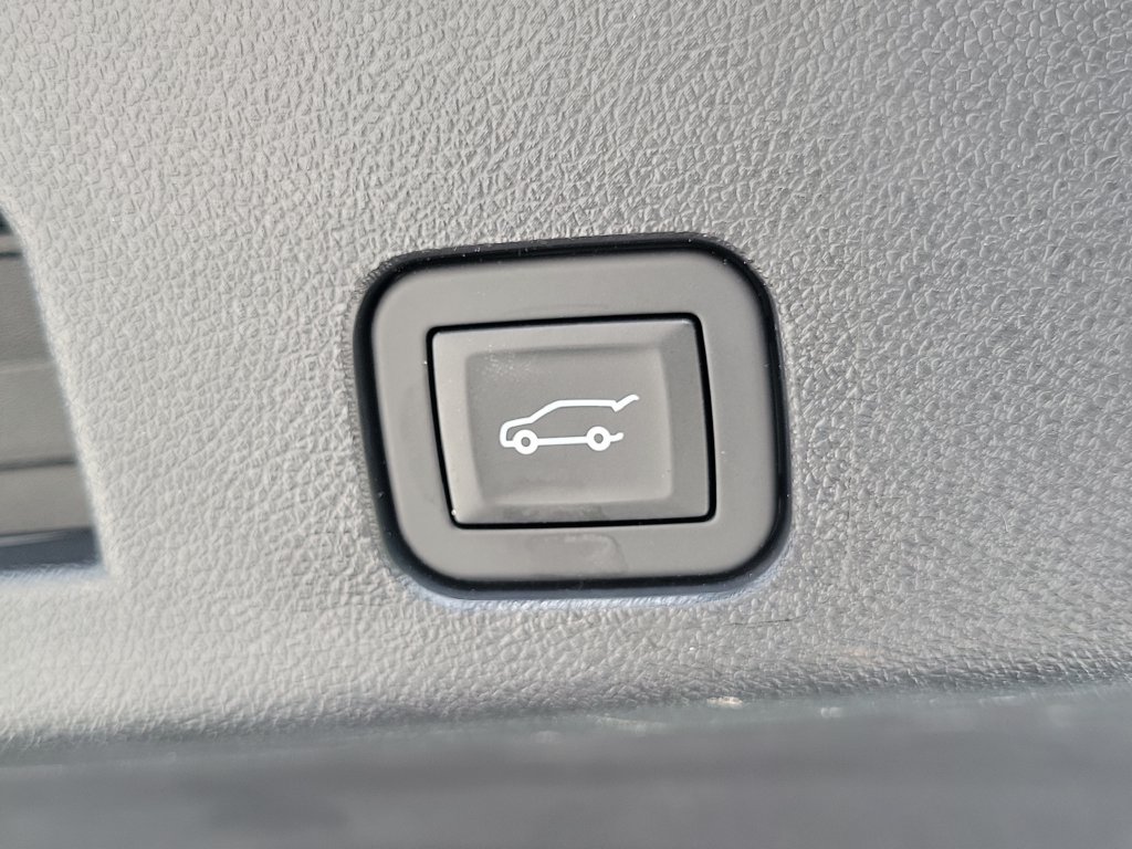 Used 2025 Chevrolet Traverse LT FWD image 15
