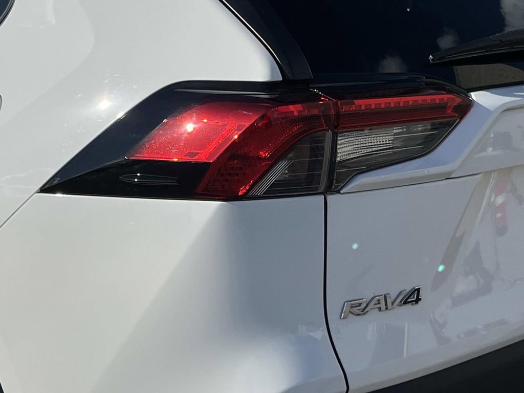 Used 2021 Toyota RAV4 XLE w/ Convenience Package image 10