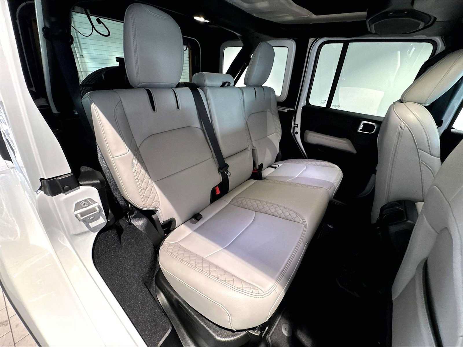 Used 2023 Jeep Wrangler Unlimited Sahara AWD/4WD image 31