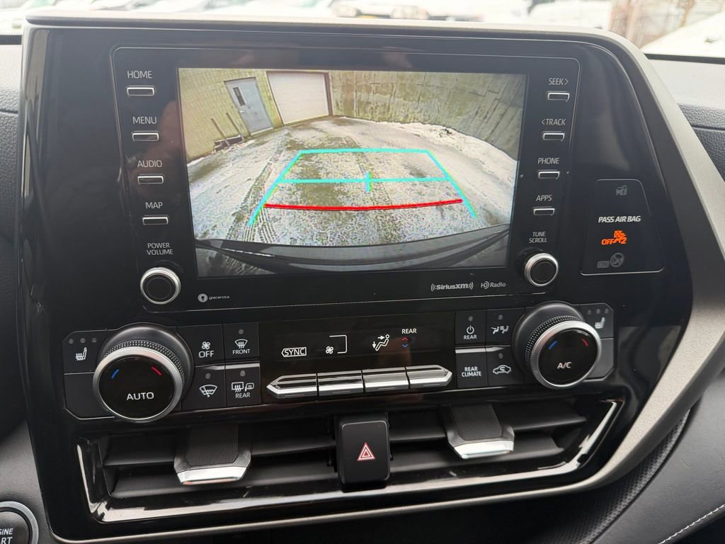 Used 2020 Toyota Highlander XLE image 27
