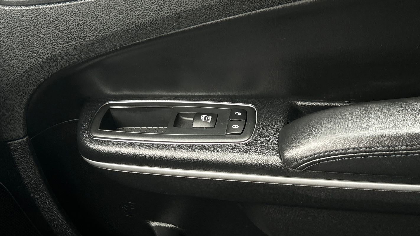 Used 2016 Chrysler 300 Limited image 34