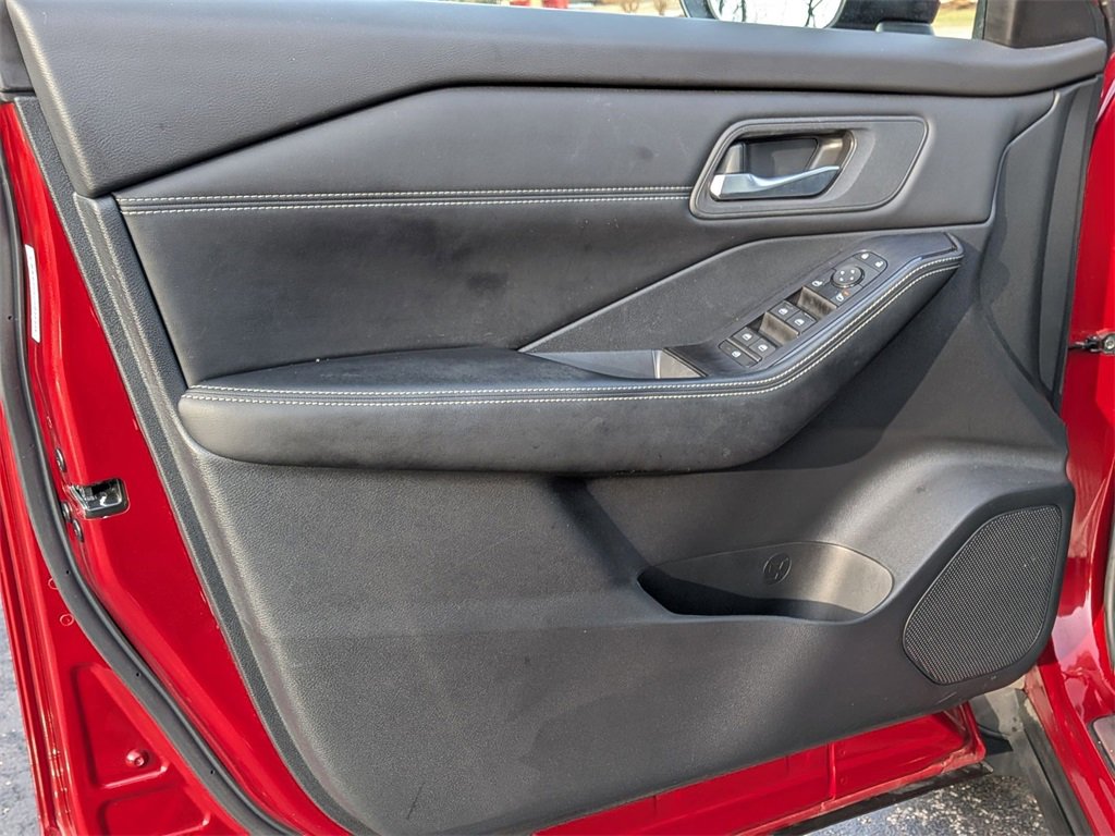 Used 2024 Nissan Rogue SV w/ SV Premium Package image 9