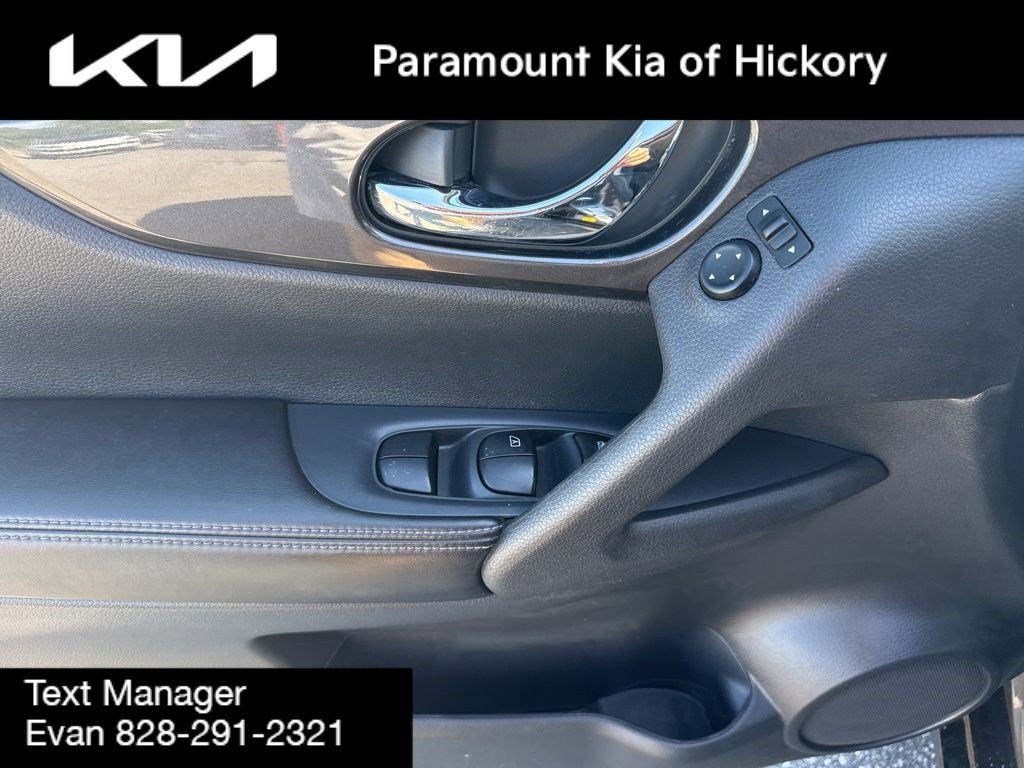 Used 2017 Nissan Rogue SV w/ Sun & Sound Touring Package image 17