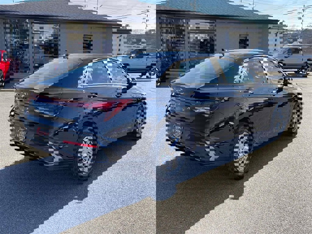 New 2026 Hyundai Elantra SE image 3