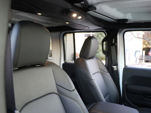 Used 2025 Jeep Wrangler Sahara image 9