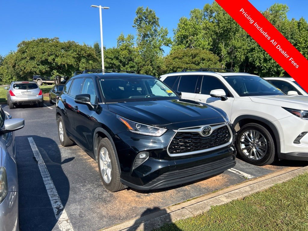 Used 2021 Toyota Highlander LE FWD image 1