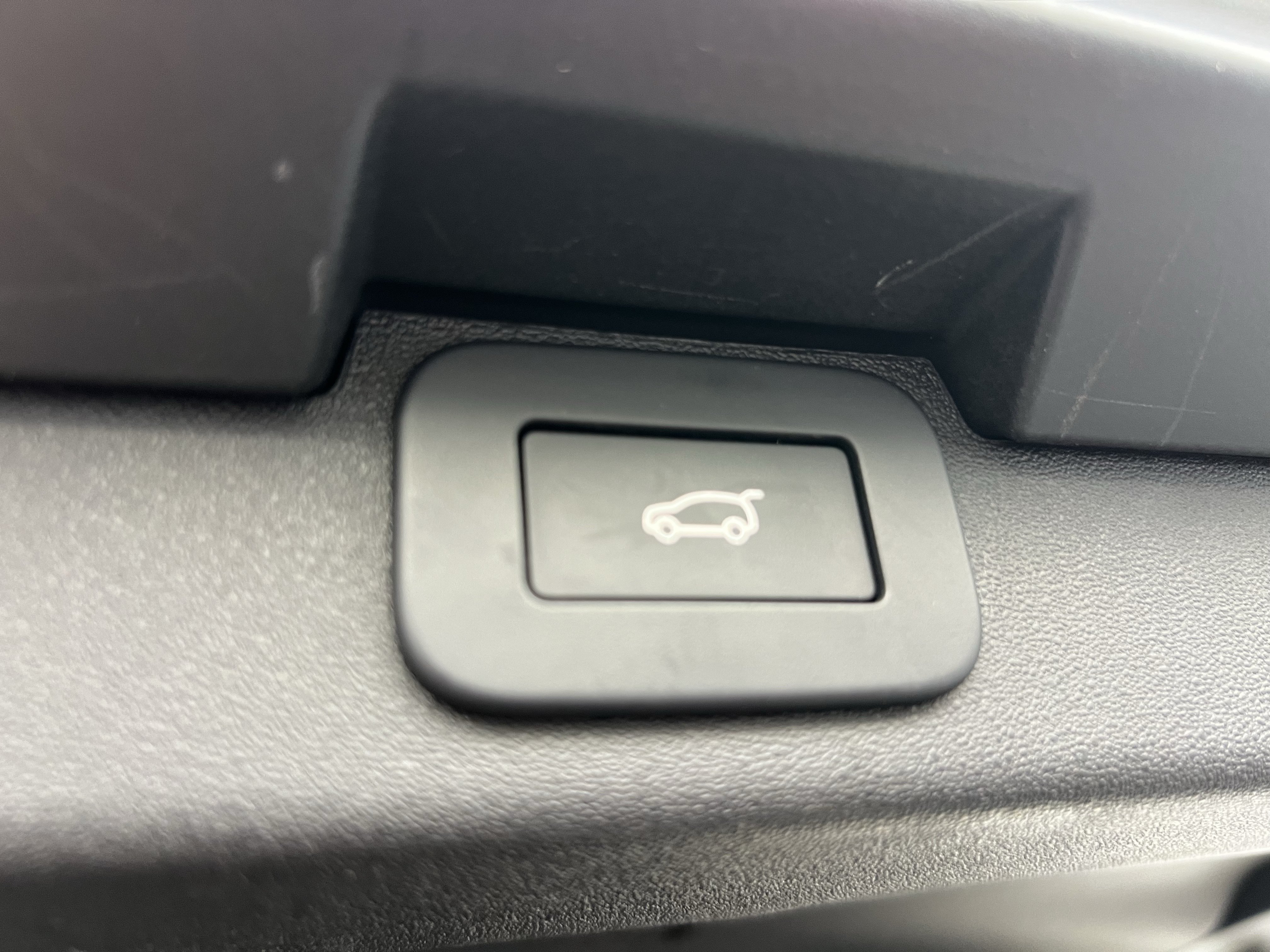 Certified 2025 Land Rover Discovery S AWD/4WD image 40