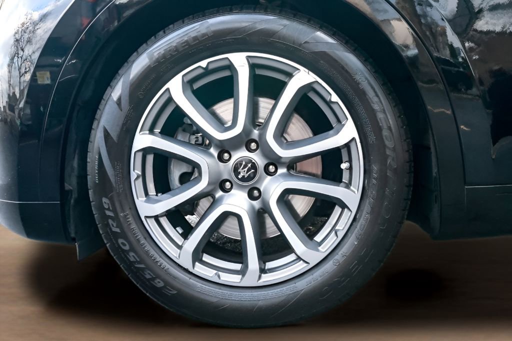 Used 2021 Maserati Levante image 39