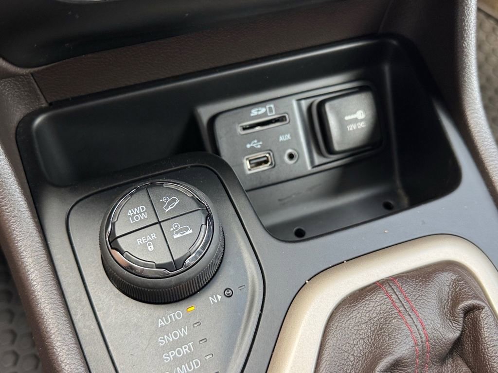 Used 2015 Jeep Cherokee Trailhawk w/ Comfort/Convenience Group AWD/4WD image 27