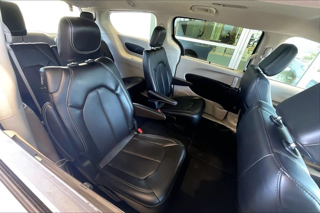 Used 2024 Chrysler Pacifica Touring-L FWD image 25
